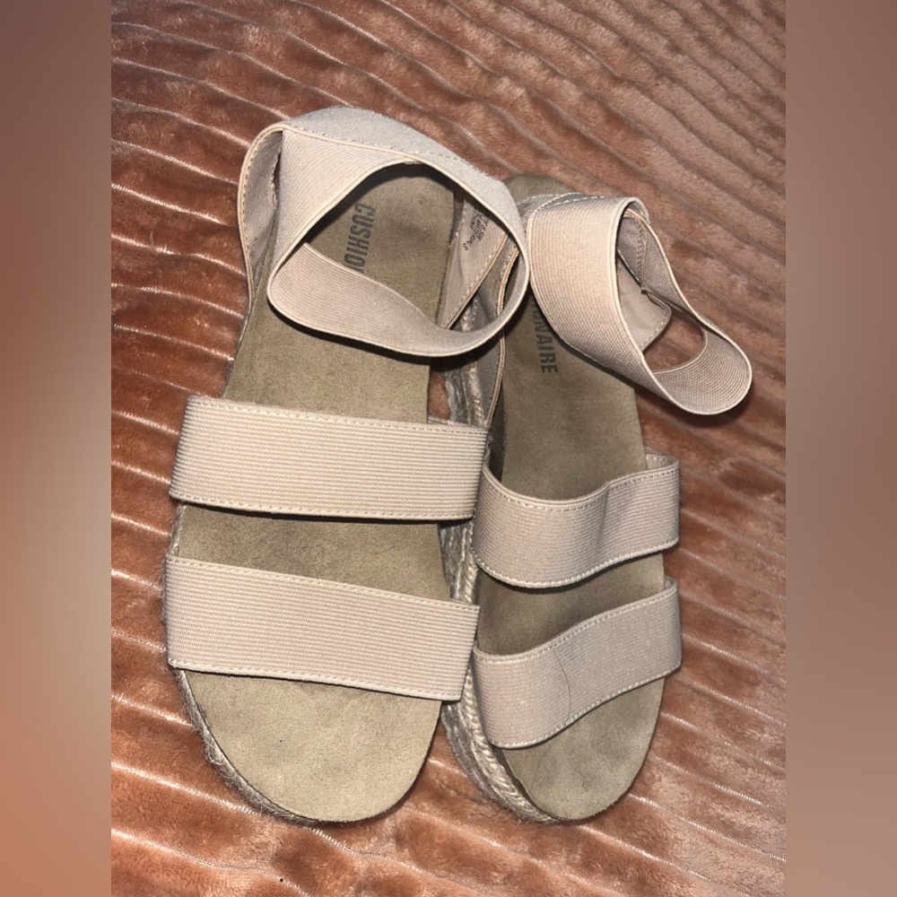Cushionaire sandals 6.5